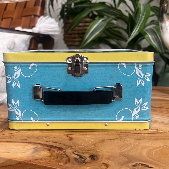 Breakfast at Tiffany’s metal lunchbox - Picture 4 of 6